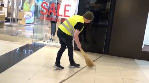 Рэпер притворился УБОРЩИКОМ | ПРАНК НАД ПРОХОЖИМИ