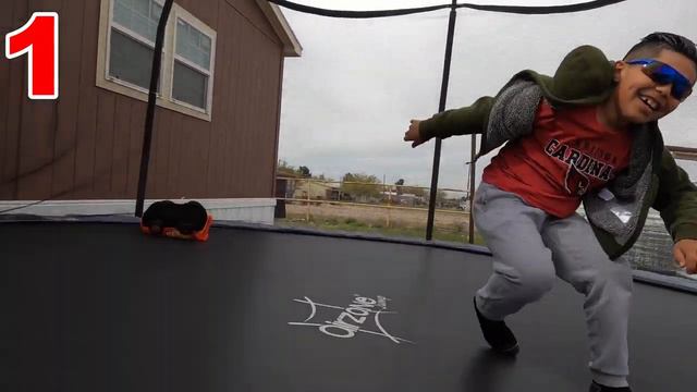 MunchkinzTV Plush Dodge Ball!! Many characters try to hit the MunchkinzTV Crew! смотреть онлайн