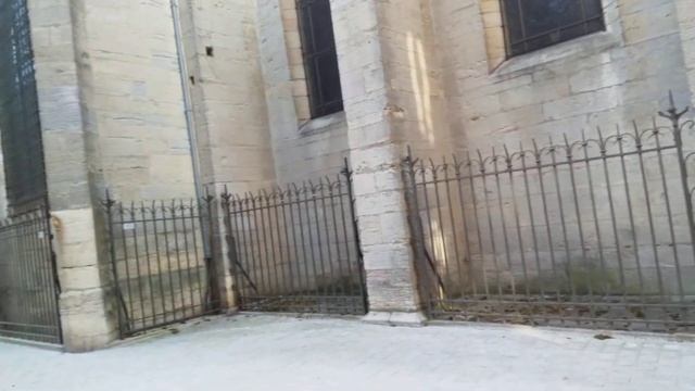 Почему страшные морды на фасаде церкви? смотреть онлайн