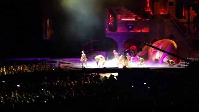 Lady Gaga Born this way LIVE in Moscow, Russia смотреть онлайн