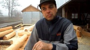 Строительство сруба - выборка продольного паза в бревне http://holz-haus.wix.com/srub