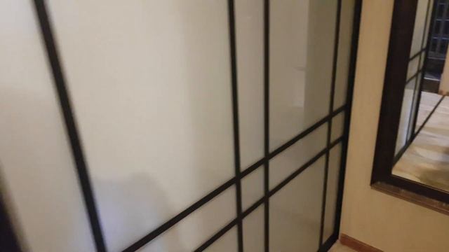 Межкомнатная раздвижная перегородка с матовым стеклом в темном профиле системы Modus смотреть онлайн