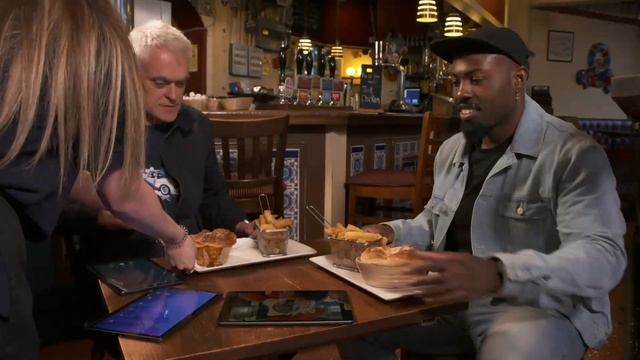 iPad vs Samsung vs huawei: Latest Tablets reviewed | The Gadget Show смотреть онлайн