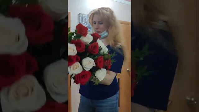 Букет из красных и белых роз. Соберём букет из роз. смотреть онлайн
