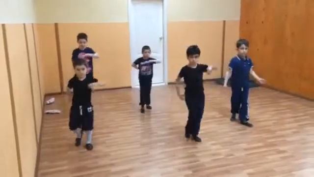 младшая группа - филиал в Бутово - мальчики учатся танцевать лезгинку (2).mp4 смотреть онлайн