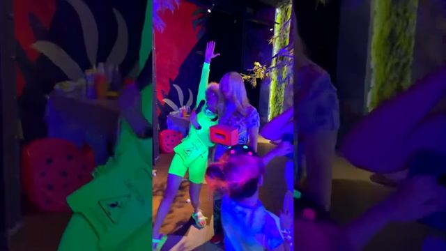 Неоновая вечеринка для Евы смотреть онлайн