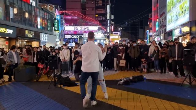 Busking in Hongdae (Seoul) Bachata freestyle (Manuel Turizo - La Bachata) смотреть онлайн
