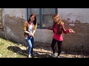 КРАСИВЫЕ ДЕВУШКИ ЕДЯТ ШАУРМУ НА ПЕРЕГОНКИ