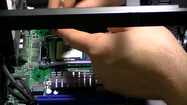 How to Build a FreeNAS Home Server in Fractal Node 304: Part 2 - CPU & Heatsink Install смотреть онлайн