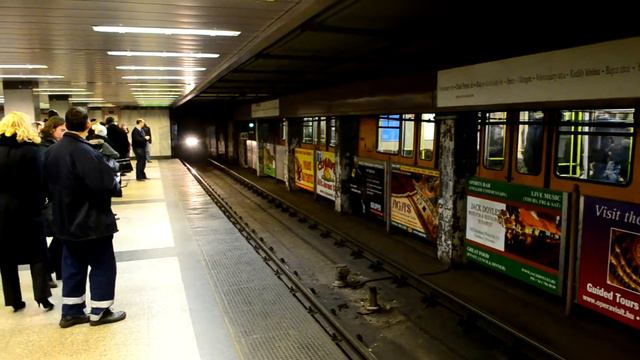 Budapest metro. Поезд линии М1 прошёл без остановки по Deak Ferenc ter смотреть онлайн