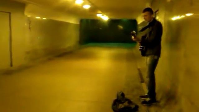 Кино Спокойна Ночь cover кавер на гитаре в переходе смотреть онлайн