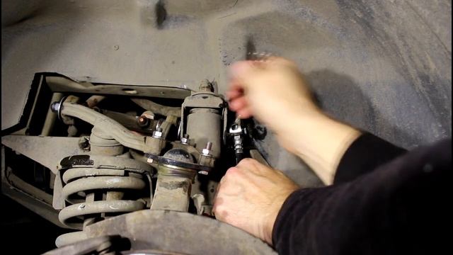 Замена передних тормозных шлангов на Chevrolet Niva 4х4 Шевроле Нива 2005 года