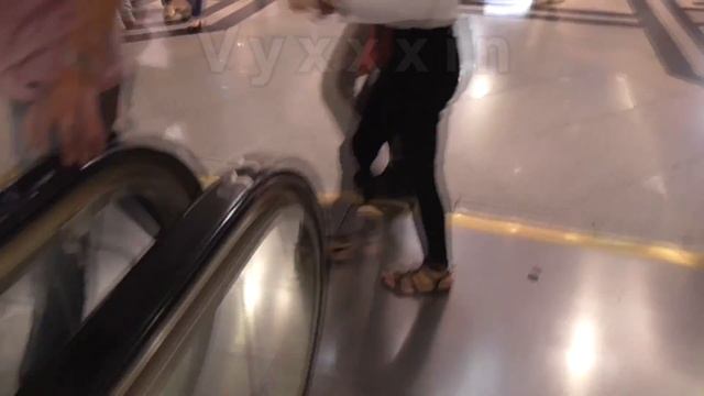 [Псв 3] Прогулка по ТЦ охотный ряд торговый центр под землёй с фонтаном на охотке, вход в метро смотреть онлайн