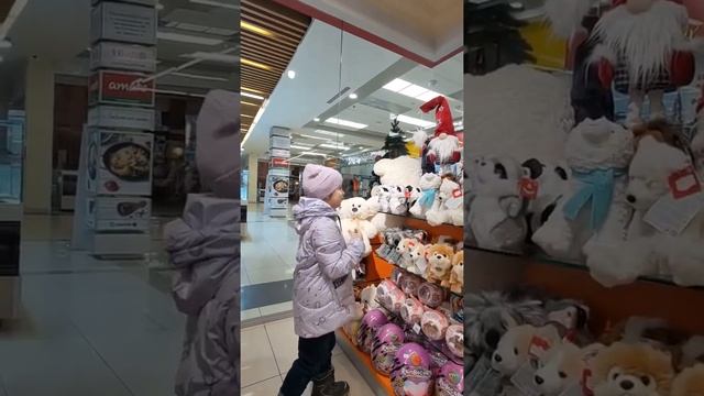 У Аленки День Рождения / Аленка вбирает подарки в магазине игрушек (#Оле7) смотреть онлайн