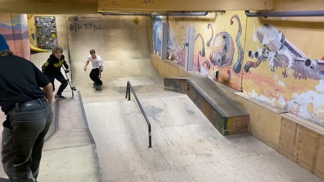 ДЕЛАЕМ ТРЮКИ НА СКЕЙТЕ В САМОМ МАЛЕНЬКОМ СКЕЙТ-ПАРКЕ УКРАИНЫ! смотреть онлайн