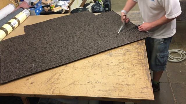 Recover a large foot stool/ pouffe from start to finish in new fabric смотреть онлайн