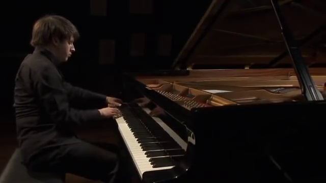 Vitaly Pisarenko plays Ravel - Une barque sur l'ocean смотреть онлайн
