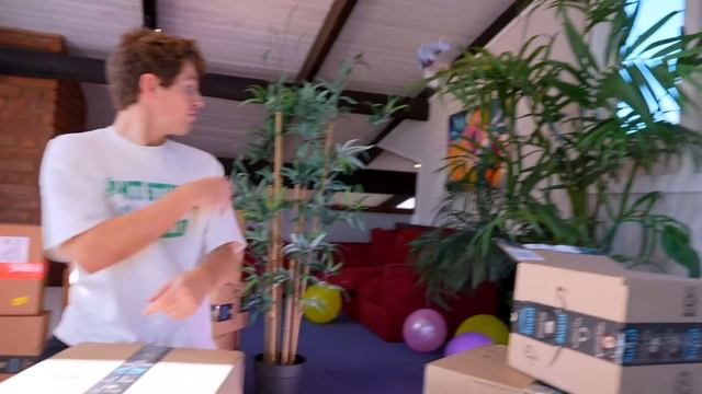 I Built a SECRET ROOM in my Couch to Hide from my MOM! ft. Ben Azelart смотреть онлайн