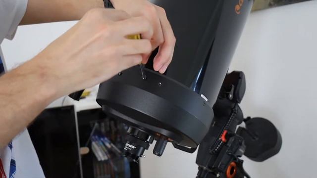 Attaching A Celestron Universal Piggyback Camera Mount to a Schmidt-Cassegrain telescope смотреть онлайн