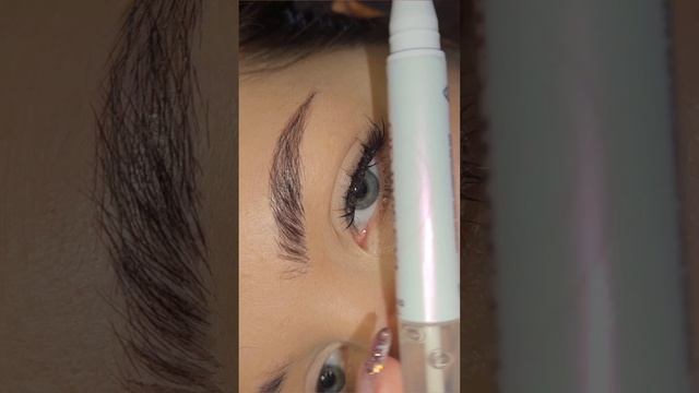 VIVIENNE SABO harmonie des sourcils brow pen + brow gel 01, 02 смотреть онлайн