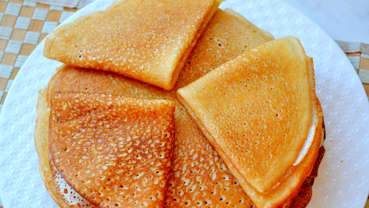 Обалденные Домашние Блинчики - Всегда Вкусно и Быстро! Кружевные Тонкие Блины с дырочками на кефире! смотреть онлайн