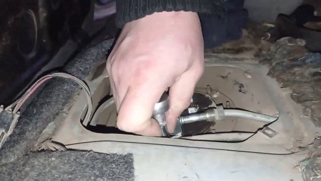 Как снять фильтр бензонасоса (топливного насоса) ваз 2114 #RAZNOBOY #ВАЗ2114 #какснять