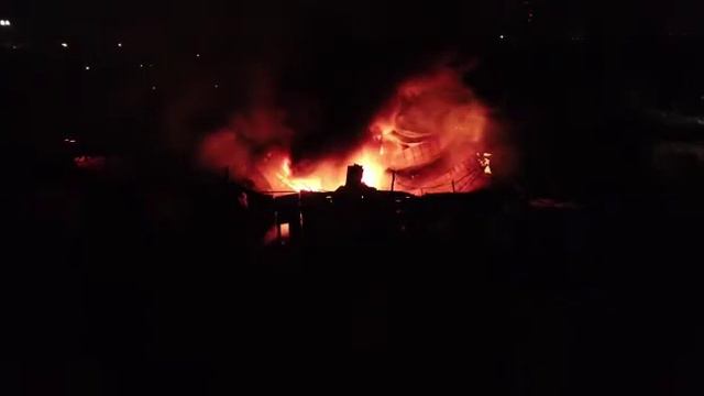 Кадры МЧС с пожара в ангарах с макулатурой в Нижнем Новгороде смотреть онлайн
