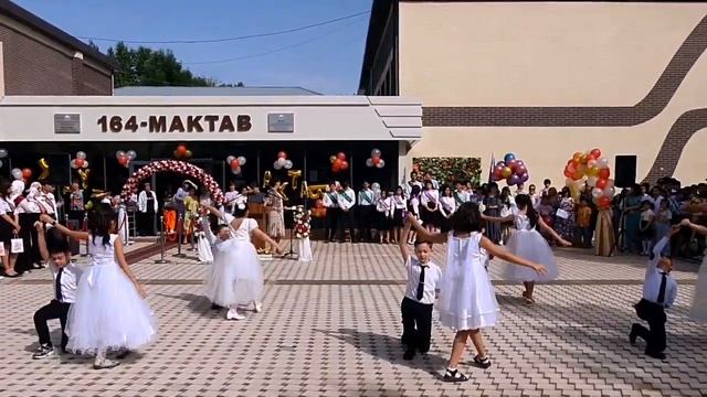 Обалденный школьный ВАЛЬС.. Выпускной начальных классов г. Ташкент, школа 164 - 4 "Д" класс. смотреть онлайн