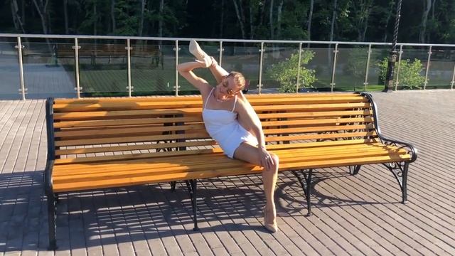 Ballerina makes stretch in the well-room. Oversplit in the park смотреть онлайн