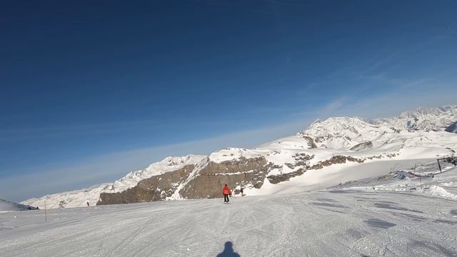 The longest run in Val d'Isere Tignes: Grande Motte glacier to Val Claret village (top to bottom). смотреть онлайн