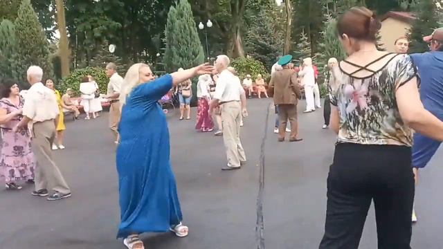 Нравится мне с тобой Счастливые минуты в парке Горького Харьков смотреть онлайн