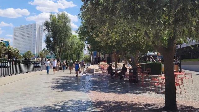The Las Vegas Strip Walking Tour on 6/2/23 around 1pm in 4k. Blue skies and entertainers! смотреть онлайн