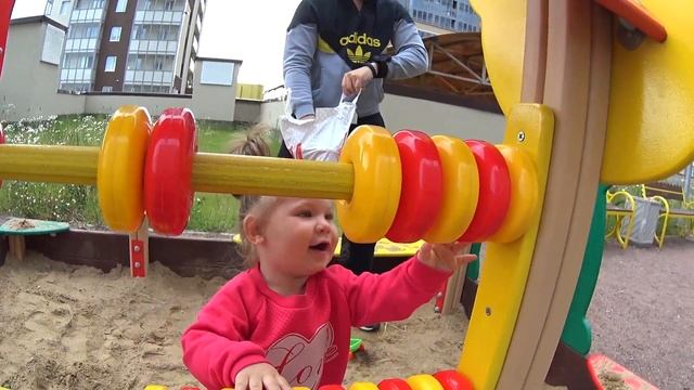 Прогулка в одном из дворов западного Мурино смотреть онлайн