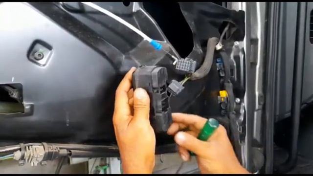 Como desmontar porta para trocar motor elétrico do vidro Axor Mercedes-Benz смотреть онлайн
