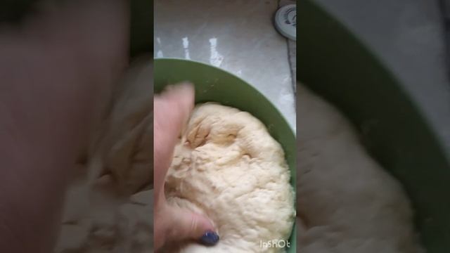 Пышные пирожки? две начинки: капуста и рис с яйцом. Ну очень вкусно, готовьте скорее?? смотреть онлайн