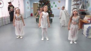 Песня «Я узнала маленький секрет: елочке не холодно зимой...»