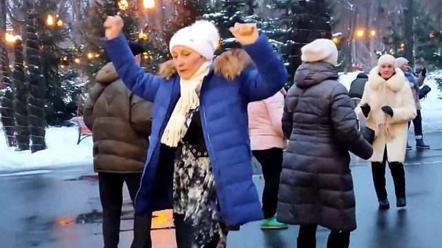 ТВОЯ МАРКИЗА! СЧАСТЛИВЫЕ МОМЕНТЫ ИЗ ПАРКА ГОРЬКОГО ХАРЬКОВ ТАНЦЫ смотреть онлайн