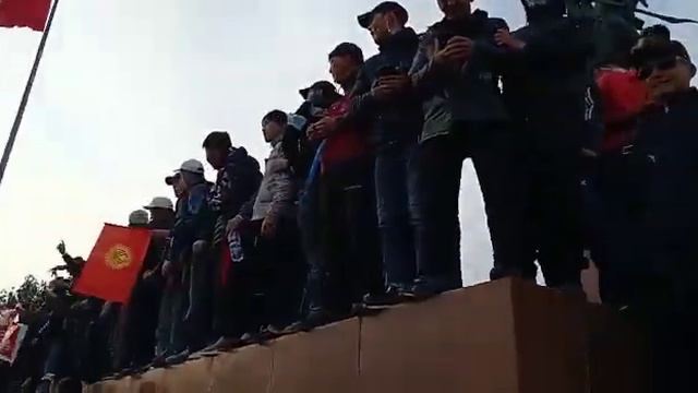 Сторонники Садыра Жапарова празднуют победу на площади Ала-Тоо смотреть онлайн