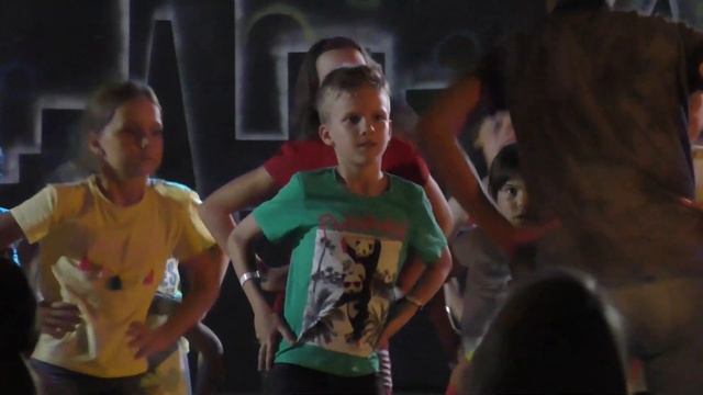 Даша и Данила на прогулке развлечения на море Турции маленькие дети смеются лучшее видео детям влог смотреть онлайн