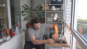 Кромочный фрезер BOSCH GKF 12V-8 против опилок.