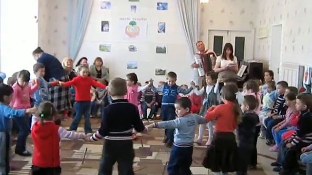 ХОРА! Исполняют дети молдавской группы смотреть онлайн