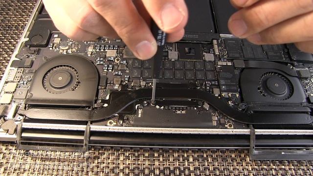 Fix overheating Macbook Pro Late-2012 A1398 Heat Sink Paste Replacement смотреть онлайн
