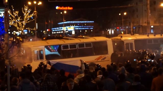 Пророссийские митингующие вытравили из автобуса ультрасов.Донецк, 13.03.2014 смотреть онлайн