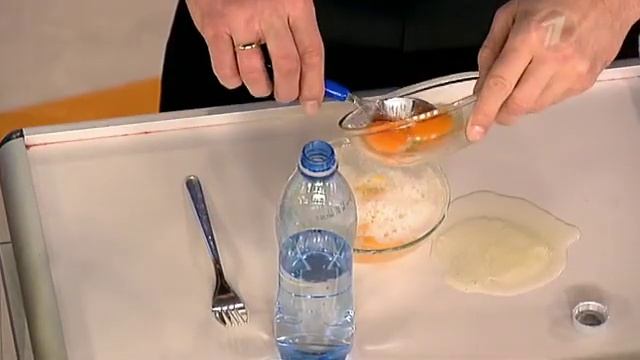 Как быстро отделить желток от белка смотреть онлайн