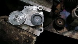 Мицубиси Аутлендер 3л 2007год замена ролика натяжителя.