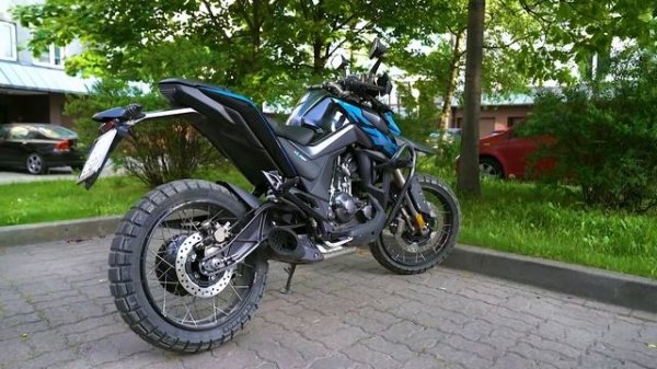 Zontes ZT 125 U1. "Chiński" jest tu komplementem. Test motocykla na ulicę i w teren za 14 999 zł