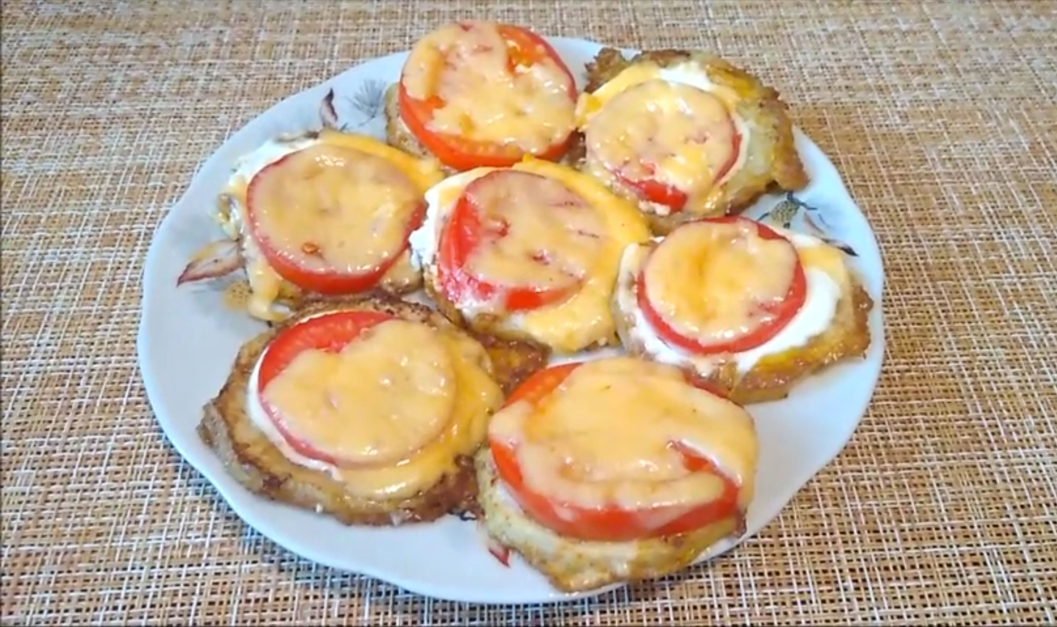 Запечённые кабачки с помидором и сыром.mp4 смотреть онлайн