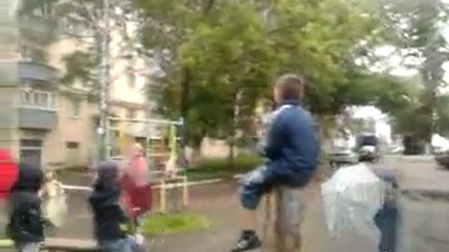 Дети играют с зонтиками смотреть онлайн