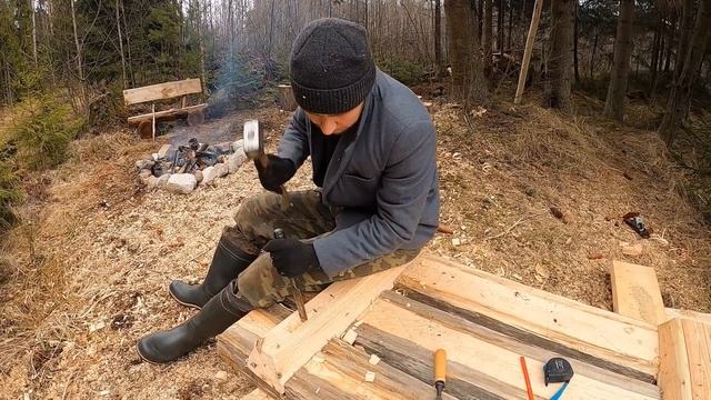 Изготовление лесной мебели и обустройство участка рядом с избушкой смотреть онлайн
