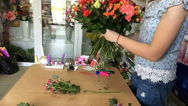 Как собрать букет цветов из кустовых роз своими руками смотреть онлайн
